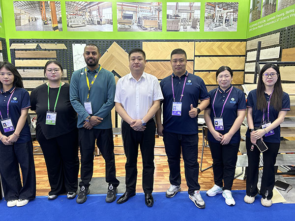 A Shandong Mingzun New Material Co., Ltd. lenyűgöző megjelenést mutat a nemzetközi padlóburkolati kiállításon